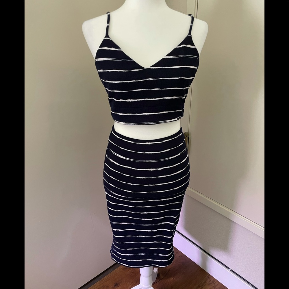 2 piece set - Skirt and Crop top